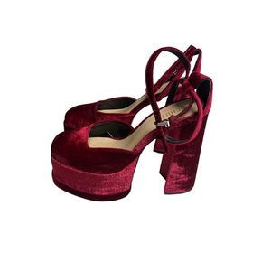 Schutz Luan Pump in Bordo Size 8 NIB